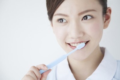インプラント治療後にどんなケアが必要? 和歌山にある辻岡歯科医院の院長がご説明。