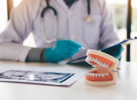 インプラント手術後は腫れる？原因や対策などを解説