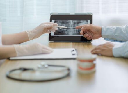 インプラント治療から数年後に痛みが出る理由は？対処法や予防法を解説