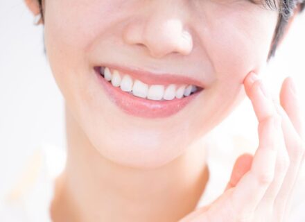 インプラントを選ぶ芸能人は多い？種類やセラミックとの違いも解説